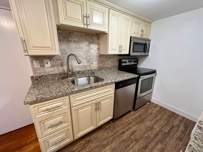 242 Beacon St, Unit 2 in Boston, MA - Building Photo - Building Photo