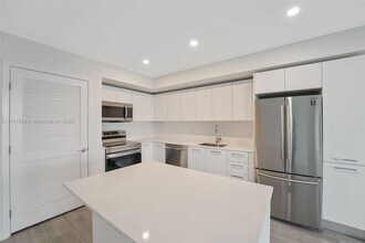 1500 Bay Rd, Unit N-1014 in Miami Beach, FL - Building Photo - Building Photo