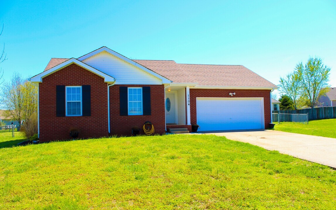 1104 Connemara Way in Clarksville, TN - Building Photo