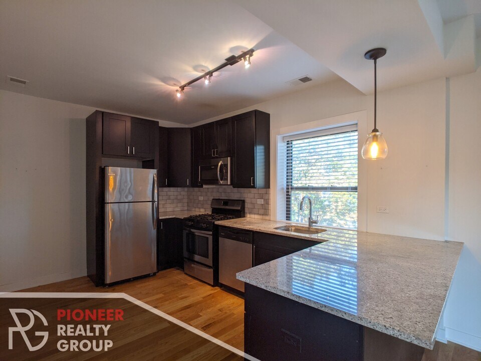 2205 W Eastwood Ave, Unit 2e in Chicago, IL - Building Photo