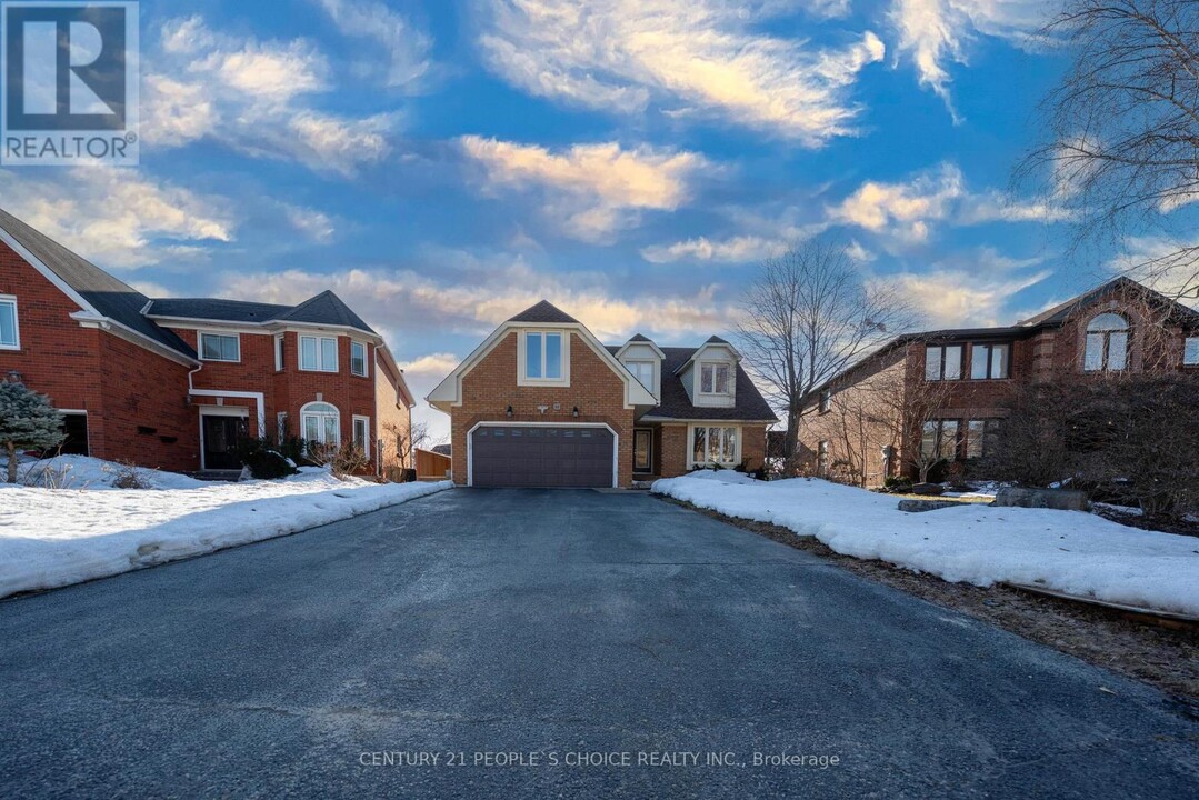 18 Falcon Ct in Cambridge, ON - Building Photo