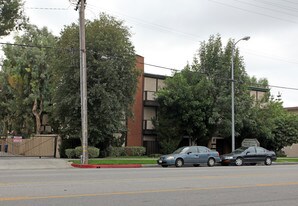 Lassen Garden Apartments in Northridge, CA - Building Photo
