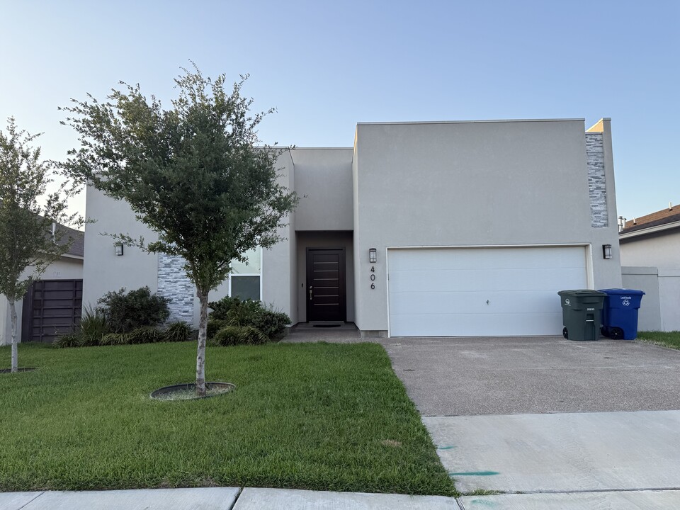 406 Glen Cook Dr in Laredo, TX - Building Photo