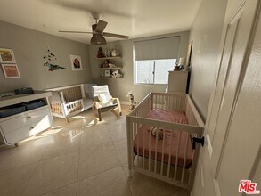 5301 Balboa Blvd in Los Angeles, CA - Foto de edificio - Building Photo