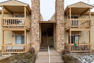 914 Tenderfoot Hill Rd in Colorado Springs, CO - Building Photo