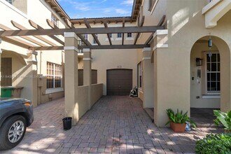 8612 Buckskin Manor in Cooper City, FL - Foto de edificio - Building Photo