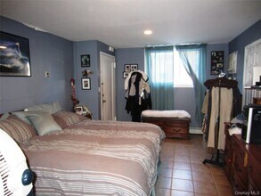 109 S 15th St in Lindenhurst, NY - Foto de edificio - Building Photo