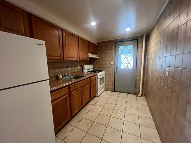 41-42-42 47th St in Queens, NY - Foto de edificio - Building Photo