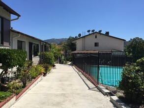 6842 Valmont St, Unit 11 in Los Angeles, CA - Foto de edificio - Building Photo