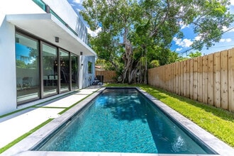 326 NW 40th St in Miami, FL - Building Photo - Building Photo