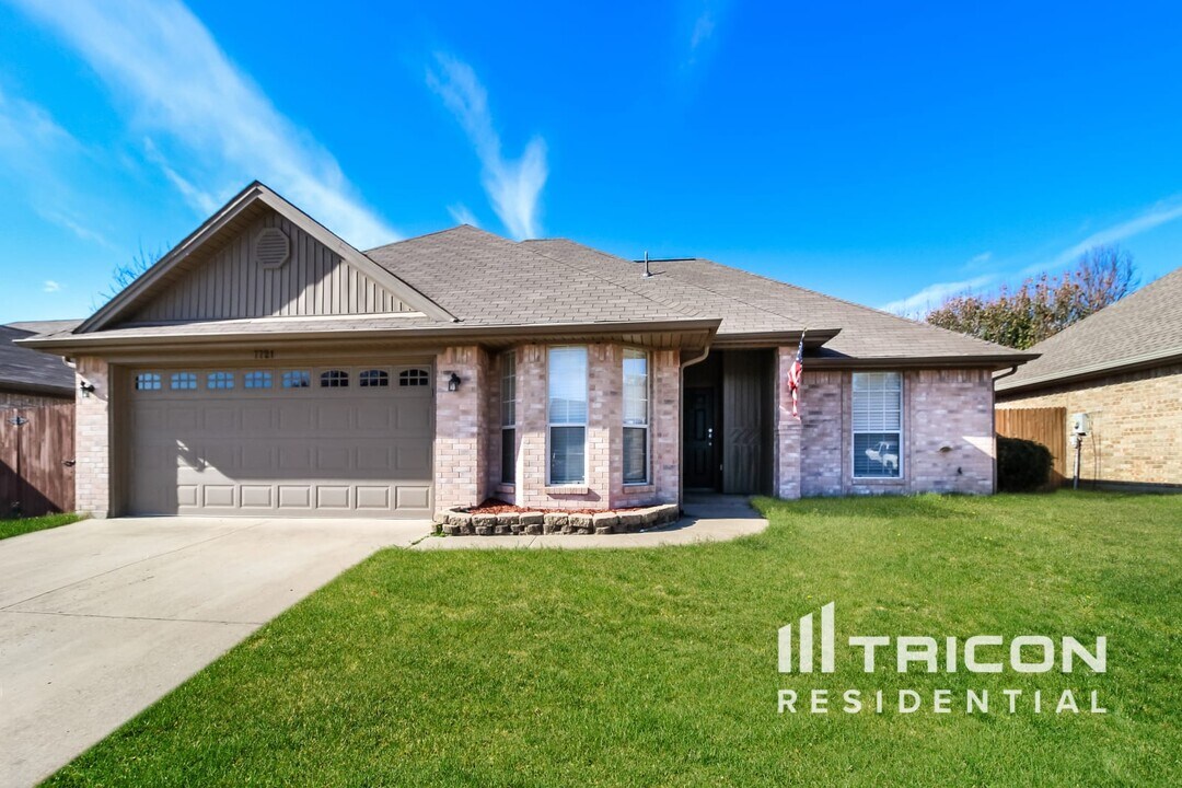 7721 Pear Tree Ln in Watauga, TX - Building Photo