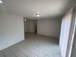 904 N Bishop St in San Marcos, TX - Foto de edificio - Building Photo