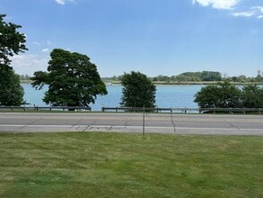 24212 E River Rd in Grosse Ile, MI - Building Photo - Building Photo