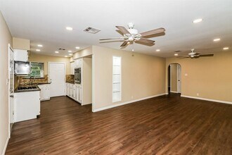 6910 Cole Creek Dr in Houston, TX - Building Photo - Building Photo