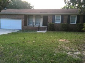 215 Cardinal Dr in Summerville, SC - Building Photo