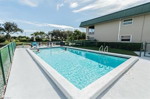 600 Valley Stream Dr in Naples, FL - Building Photo