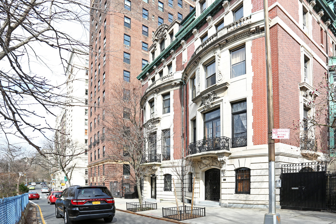 353 Riverside Dr in New York, NY - Building Photo