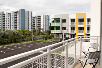 Ecco Lofts in Hialeah, FL - Foto de edificio - Building Photo