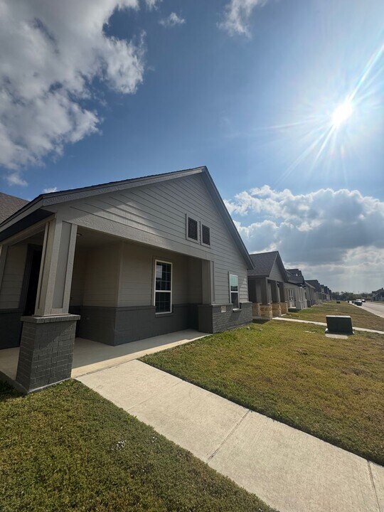 672 The Cottages in Godley, TX - Building Photo