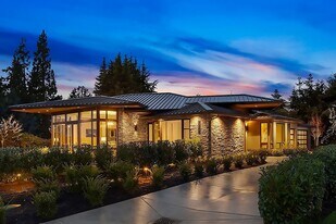 9026 NE 19th St in Clyde Hill, WA - Building Photo