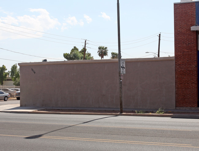 3239 E Van Buren St in Phoenix, AZ - Building Photo - Building Photo