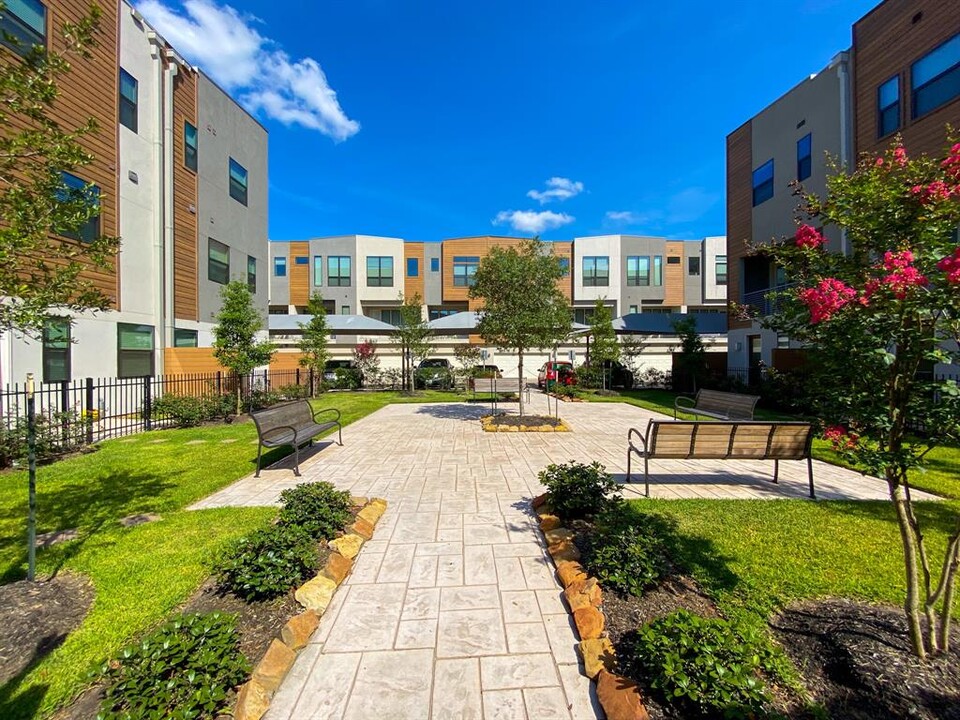 2401 Crawford St Photo