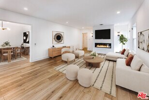 544 Huntley Dr in West Hollywood, CA - Building Photo