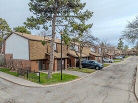 600 Silver Creek Blvd in Mississauga, ON - Building Photo