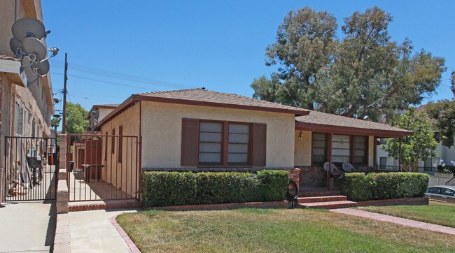 702 E Tujunga Ave in Burbank, CA - Foto de edificio - Building Photo