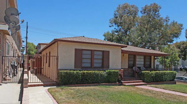 702 E Tujunga Ave in Burbank, CA - Building Photo - Building Photo