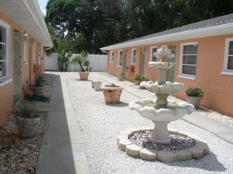 214 Colonia Ln E in Nokomis, FL - Building Photo