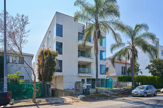 5814 La Mirada Ave in Los Angeles, CA - Building Photo - Building Photo