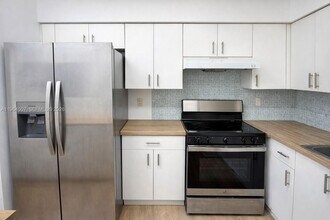 835 NE 212th Terrace in Miami, FL - Building Photo - Building Photo