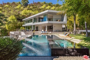 1895 Rising Glen Rd in West Hollywood, CA - Building Photo