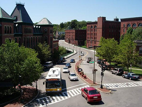 1213 Adams St, Unit 3 in Boston, MA - Foto de edificio - Building Photo