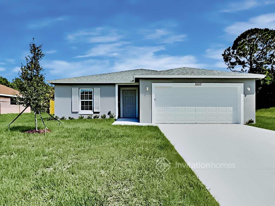 1557 SE Mariana Rd in Port St. Lucie, FL - Building Photo