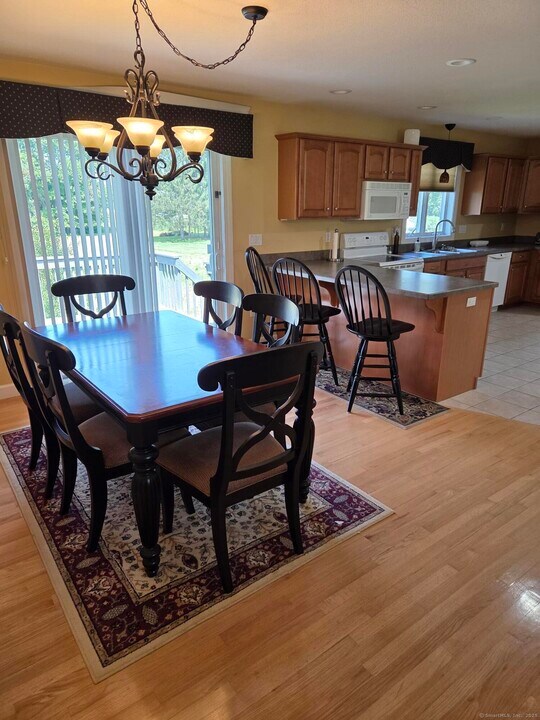 216 Wells Rd in East Windsor, CT - Building Photo