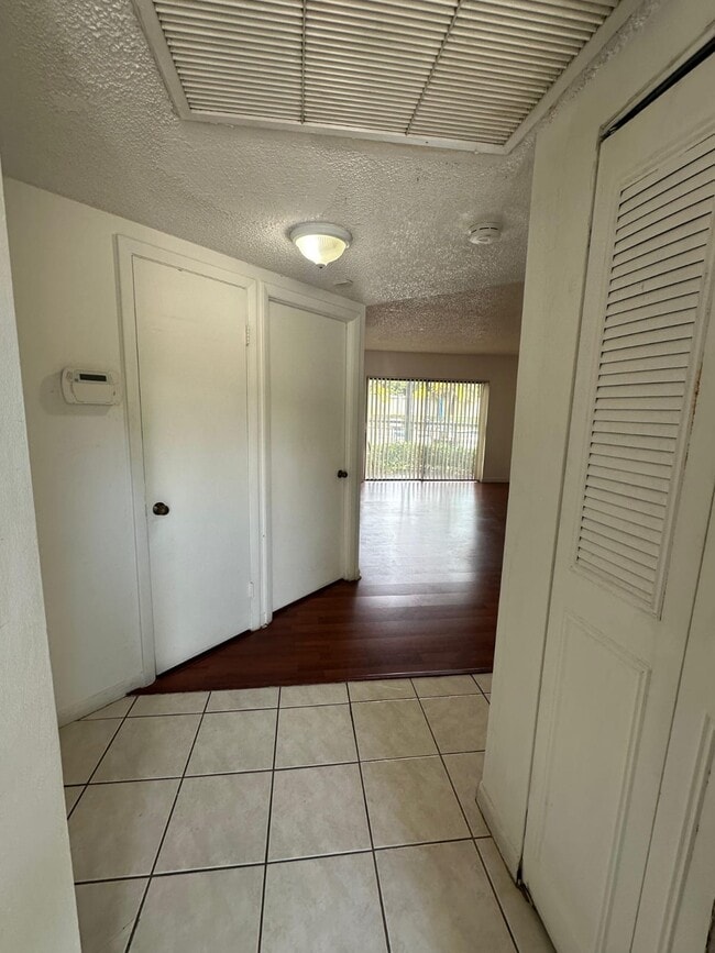 8290 Lake Dr in Doral, FL - Building Photo - Building Photo