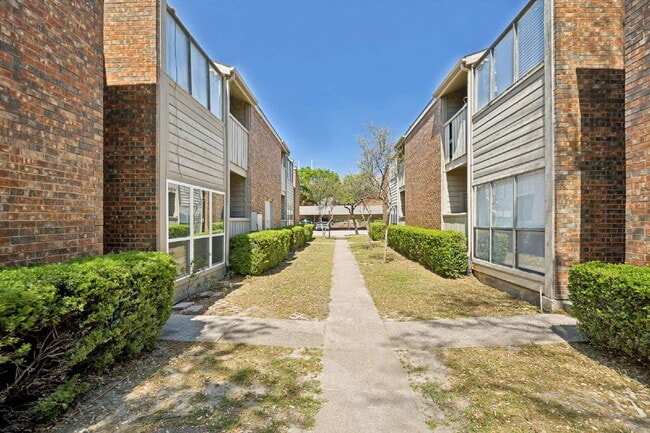 9254 Forest Ln in Dallas, TX - Foto de edificio - Building Photo