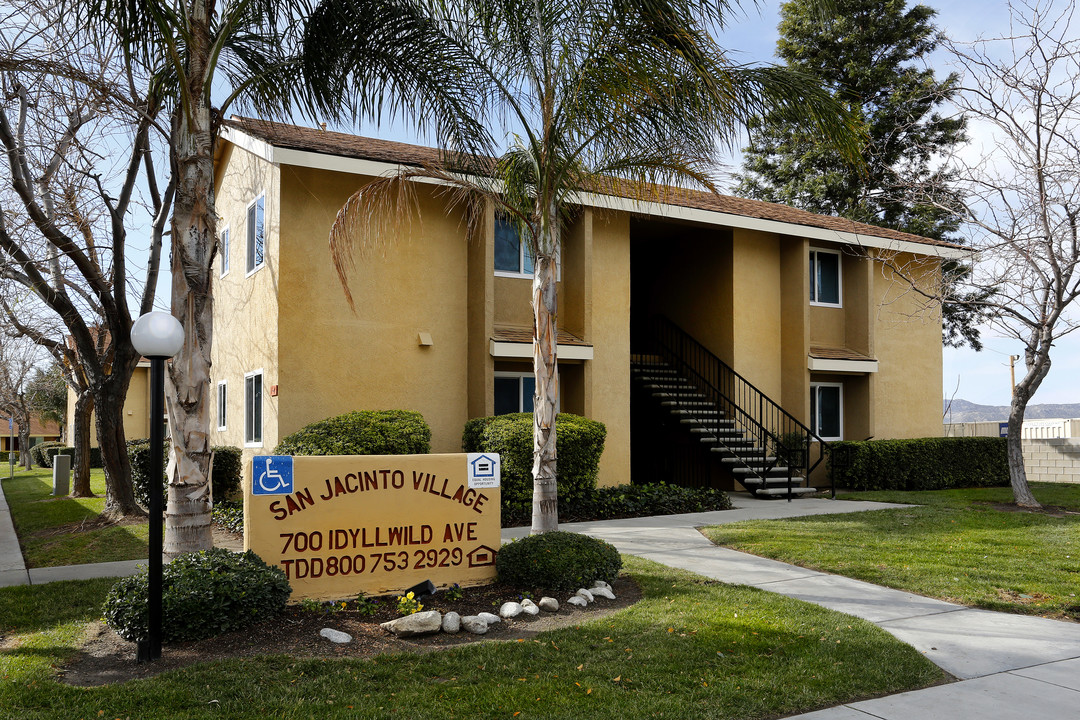 San Jacinto Village in San Jacinto, CA - Foto de edificio