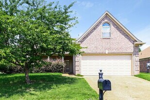 180 Susanne Dr in Oakland, TN - Building Photo