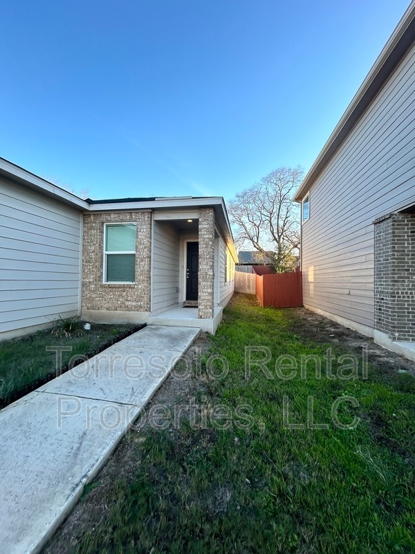 5910 Sandy Lake St in San Antonio, TX - Building Photo - Building Photo