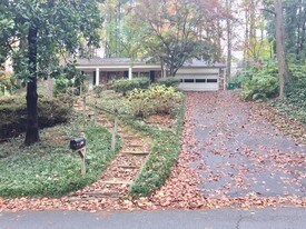 4625 Kings Down Rd in Atlanta, GA - Building Photo