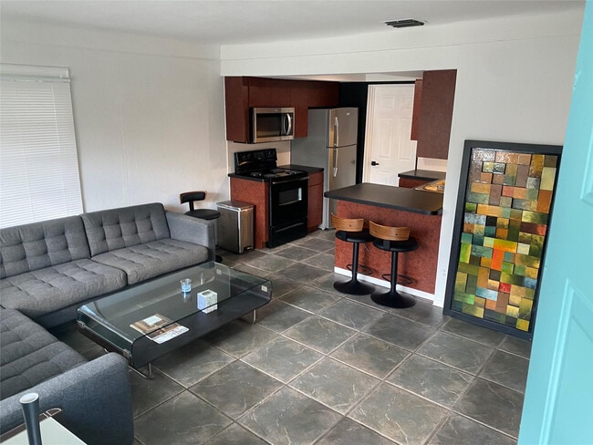 2056 NE 9th Ave in Wilton Manors, FL - Building Photo - Building Photo