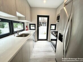 2 W 3rd Street Pl, Unit Rear in Boston, MA - Foto de edificio - Building Photo