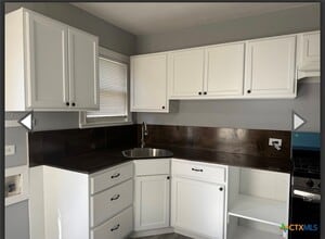 1003 E Sabine St in Victoria, TX - Building Photo - Building Photo