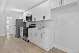 12 N Church St in Goshen, NY - Foto de edificio - Building Photo