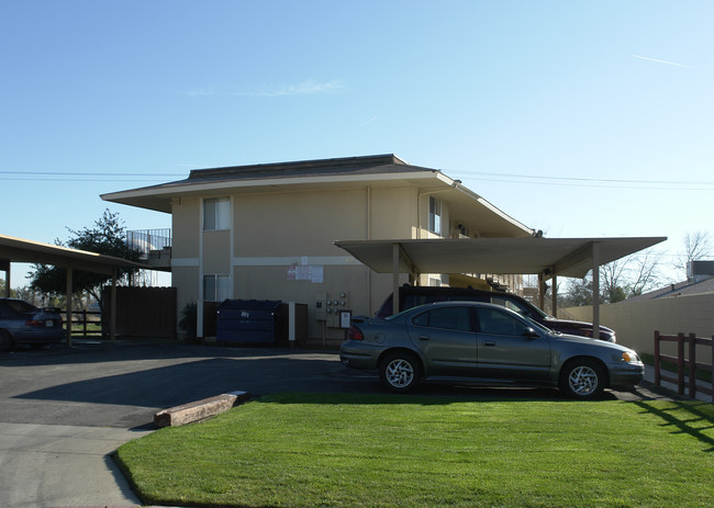 825 Terrace Pl in Madera, CA - Foto de edificio - Building Photo