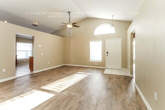 1018 Cristelle Jean Dr in Ruskin, FL - Foto de edificio - Building Photo