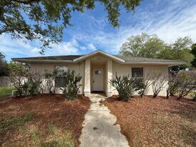 2066 Foxwood Dr in Melbourne, FL - Building Photo